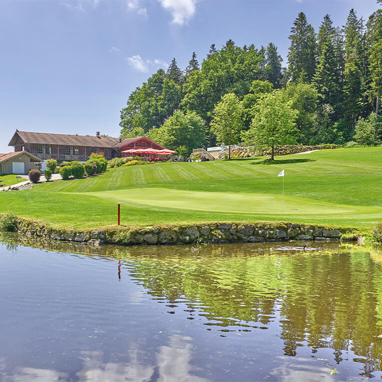 Die Bahnen des Allfinanz Golfplatz Brunnwies bieten neben der sportlichen Herausforderung auch ein einmaliges Landschaftserlebnis.
