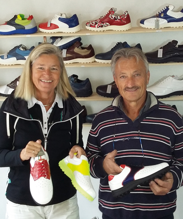Heidi Rauch und Enrico Belleggia in seiner kleinen Werkstatt bei Fermo in der Region Marken, dem Zentrum italienischer Schuhproduktion.